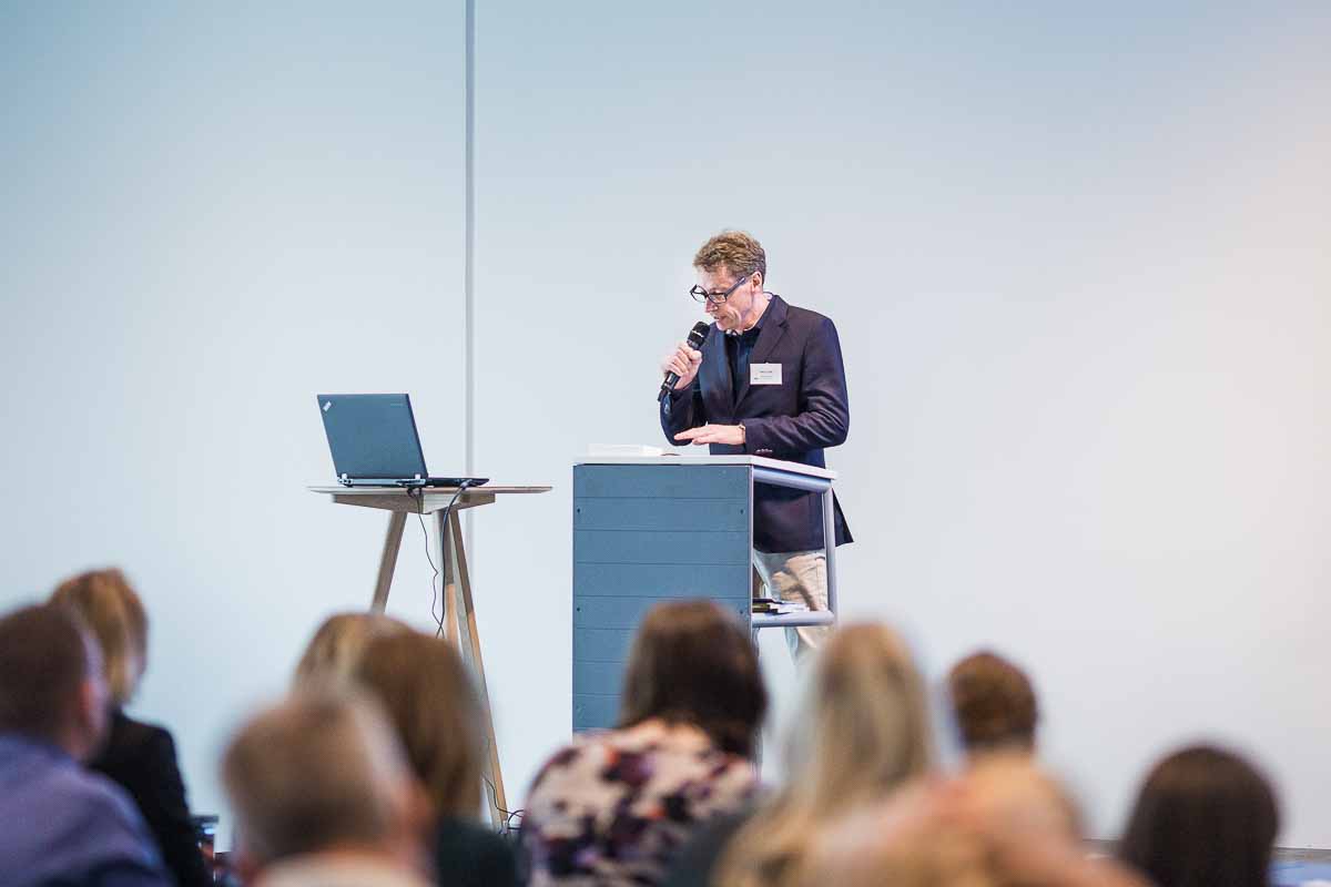 Erhvervsportrætter tåler ingen kompromis Når der skal tages erhvervsportrætter handler det om at få ro og plads. Erhvervsportrætter tåler ingen kompromis Når der skal tages erhvervsportrætter handler det om at få ro og plads.